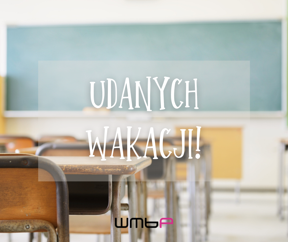 Na zdjęciu widać szkolne ławki i tablicę w tle. Na środku grafiki napis, który brzmi: Udanych wakacji.